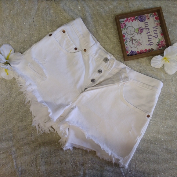 Levi's Pants - Levi's Premium white Short 501